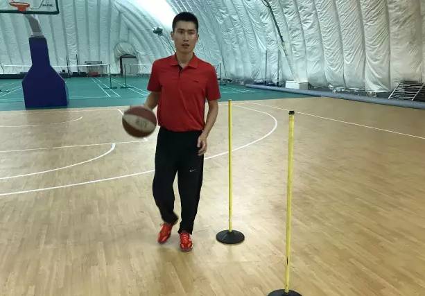 脚步篮球规则拍球动作_篮球脚步动作名称及动作要领_篮球拍球与脚步规则