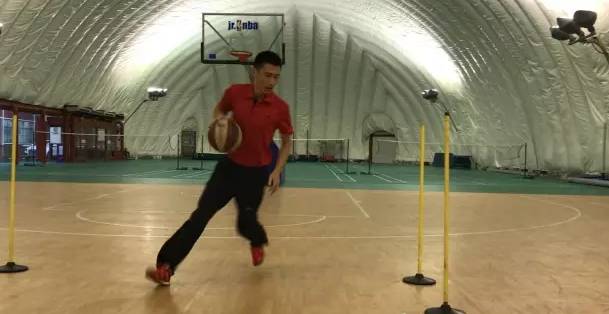脚步篮球规则拍球动作_篮球脚步动作名称及动作要领_篮球拍球与脚步规则