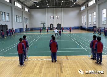 篮球慢速直线运球技巧教案_篮球直线运球微课视频_篮球直线运球的动作要领