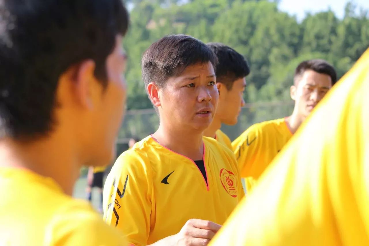 联赛名单足球冠军今年是谁_今年足球联赛冠军名单_足球联赛冠军最多的球员